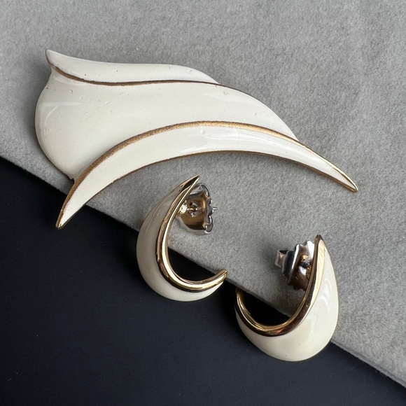 Vendome Jewelry - Elegant Vendome Cream and Gold Jewelry Set
